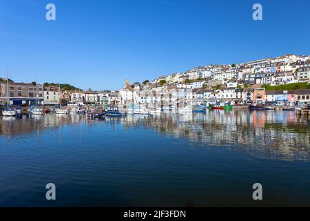 Europe, Royaume-Uni, Angleterre, Devon, Torbay, Brixham Harbour et The Strand et The Quay avec des bateaux amarrés Banque D'Images