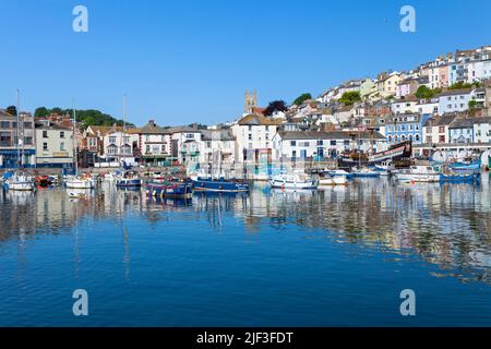 Europe, Royaume-Uni, Angleterre, Devon, Torbay, Brixham Harbour et The Strand avec des bateaux amarrés Banque D'Images