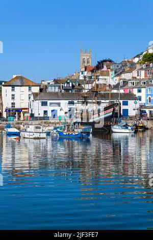 Europe, Royaume-Uni, Angleterre, Devon, Torbay, Brixham Harbour et The Strand avec des bateaux amarrés et le Golden Hind (navire musée) Banque D'Images