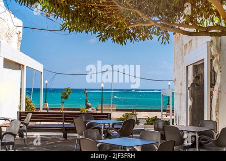 Jolie place avec vue sur la mer à Arrecife, capitale de Lanzarote, îles Canaries, Espagne Banque D'Images