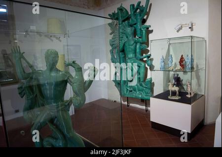 2021 mai 16 - Italie. Lombardie. Laveno Mombello - Musée international de la céramique de MIDeC. Orpheus enchanter du céramiste Angelo Biancini. Banque D'Images