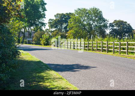 Route menant au village de Belvoir la maison du château de Belvoir dans le quartier Melton Mowbray de Leicestershire, Royaume-Uni Banque D'Images