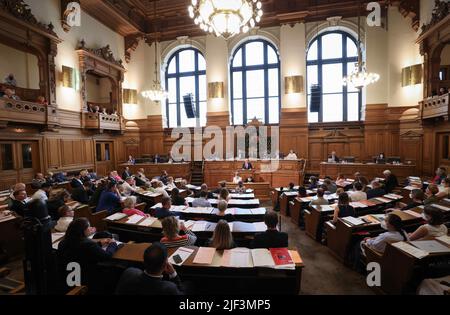 Hambourg, Allemagne. 29th juin 2022. Peter Tschentscher (SPD), premier maire de Hambourg, parle pendant l'heure d'actualité lors d'une session du Parlement de Hambourg à l'hôtel de ville. Credit: Christian Charisius/dpa/Alay Live News Banque D'Images