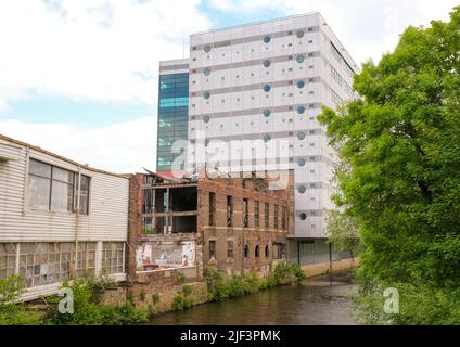 Une juxtaposition intéressante de l'ancien et du nouveau à Sheffield avec des bâtiments délabréants le long d'un towerblock moderne. Banque D'Images