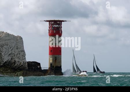 Deux voiliers, Baraka et Dark'n'Stormy se battent pour se positionner autour du phare des aiguilles à l'extrémité ouest de l'île de Wight Banque D'Images