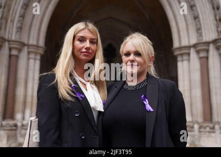 La mère d'Archie Battersbee, Hollie Dance (à gauche) et son ami de famille, Ella carter, devant la High court de Londres. Date de la photo: Mercredi 29 juin 2022. Banque D'Images