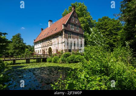 Allemagne, Coesfeld, Coesfeld-Sirksfeld, Berkel, Baumberge, Muensterland, Westphalie, Rhénanie-du-Nord-Westphalie, NRW, Haus Loburg à Sirksfeld, parc naturel Hohe Mark Westmuensterland, manoir, domaine aristocratique, Renaissance, pont du château, fossé d'eau Banque D'Images