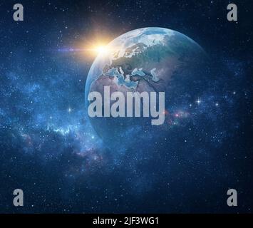 Planète Terre, vue de l'espace en se concentrant sur l'Europe de l'Ouest. Globe terrestre dans un espace profond, étoiles qui brillent et soleil qui se lève à l'horizon. Banque D'Images