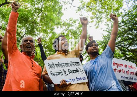 New Delhi, Inde. 29th juin 2022. Des membres de divers groupes hindous de droite ont crié des slogans dans une protestation à New Delhi contre le meurtre de Kanhaiya Lal, un tailleur d'Udaipur qui a été tué par deux musulmans pour avoir soutenu l'ancien porte-parole du Bharatiya Janata Party (BJP) qui avait fait des commentaires controversés sur le prophète Mahomet. (Photo de Kabir Jhangiani/Pacific Press) crédit: Pacific Press Media production Corp./Alay Live News Banque D'Images