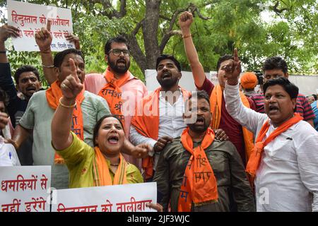 New Delhi, Inde. 29th juin 2022. Des membres de divers groupes hindous de droite ont crié des slogans dans une protestation à New Delhi contre le meurtre de Kanhaiya Lal, un tailleur d'Udaipur qui a été tué par deux musulmans pour avoir soutenu l'ancien porte-parole du Bharatiya Janata Party (BJP) qui avait fait des commentaires controversés sur le prophète Mahomet. (Photo de Kabir Jhangiani/Pacific Press) crédit: Pacific Press Media production Corp./Alay Live News Banque D'Images