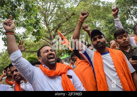 New Delhi, Inde. 29th juin 2022. Des membres de divers groupes hindous de droite ont crié des slogans dans une protestation à New Delhi contre le meurtre de Kanhaiya Lal, un tailleur d'Udaipur qui a été tué par deux musulmans pour avoir soutenu l'ancien porte-parole du Bharatiya Janata Party (BJP) qui avait fait des commentaires controversés sur le prophète Mahomet. (Photo de Kabir Jhangiani/Pacific Press) crédit: Pacific Press Media production Corp./Alay Live News Banque D'Images