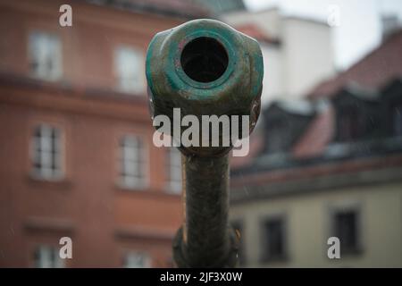 Un gros plan du canon d'un char russe Howitzer est visible près du château royal de Varsovie, en Pologne, le 28 juin 2022. Deux chars militaires russes a détruits Banque D'Images