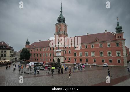 Deux chars russes mis hors service lors de l'invasion de l'Ukraine sont exposés près du château royal de Varsovie, en Pologne, le 28 juin 2022. Deux Banque D'Images