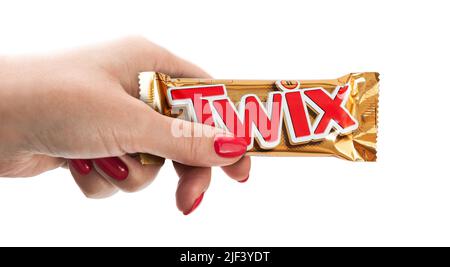 CHISINAU, MOLDAVIE - 28 juin 2022: La femme tient dans sa main Twix Minis barre de bonbons. Illustration de la photographie de fond blanc isolée éditoriale. Nourriture TH Banque D'Images
