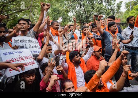 New Delhi, New Delhi, Inde. 29th juin 2022. Des membres de divers groupes hindous de droite ont crié des slogans dans une protestation à New Delhi contre le meurtre de Kanhaiya Lal, un tailleur d'Udaipur qui a été tué par deux musulmans pour avoir soutenu l'ancien porte-parole du Bharatiya Janata Party (BJP) qui avait fait des commentaires controversés sur le prophète Mahomet. (Credit image: © Kabir Jhangiani/Pacific Press via ZUMA Press Wire) Banque D'Images