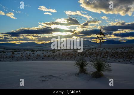 Nuages blancs au coucher du soleil sur White Sands au Nouveau-Mexique, États-Unis Banque D'Images