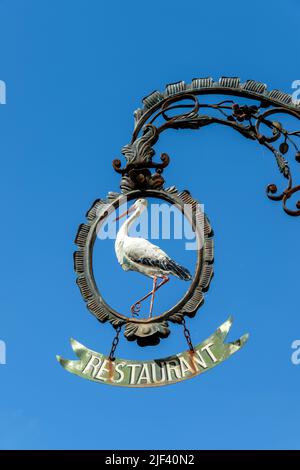 Restaurant panneau en fer forgé avec une cigogne en Alsace, France Banque D'Images