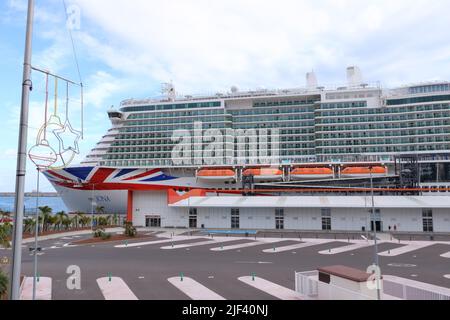 18 novembre 2021 - Santa Cruz de Ténérife, îles Canaries, Espagne : bateau de croisière IONA par P&O dans le port de la ville Banque D'Images