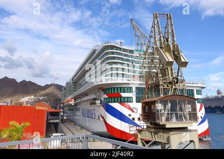 18 novembre 2021 - Santa Cruz de Ténérife, îles Canaries, Espagne : bateau de croisière IONA par P&O dans le port de la ville Banque D'Images