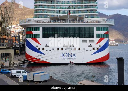 18 novembre 2021 - Santa Cruz de Ténérife, îles Canaries, Espagne : bateau de croisière IONA par P&O dans le port de la ville Banque D'Images