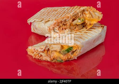 Rouleau de poulet avec légumes. Chou frais, concombres, carottes et légumes verts. Sur un arrière-plan coloré. Shawarma. Copier l'espace Banque D'Images