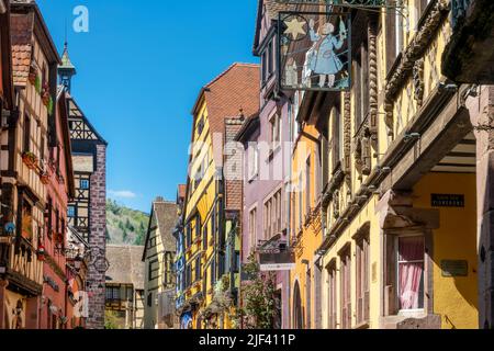 Maisons alsaciennes colorées dans le village touristique de Riquewihr en Alsace Banque D'Images