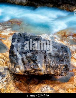 Ruisseau Tokumm avec roches colorées. En Canyon. Kooteny National Park, Canada Banque D'Images