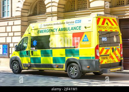 Ambulance d'urgence du Yorkshire du NHS par Sheffield City Hall, Balm Green, Sheffield, Yorkshire du Sud, Angleterre, Royaume-Uni Banque D'Images