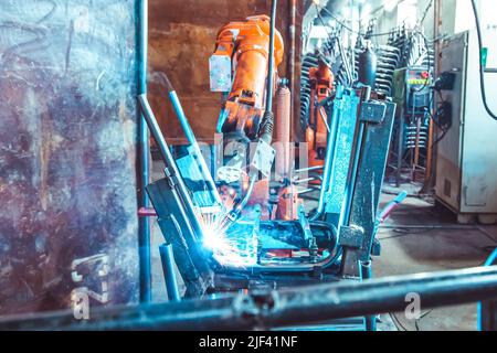 Le robot est engagé dans le soudage en usine Banque D'Images