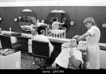 FEMMES COIFFEUR à Moscou 1981Woman dans un salon de coiffure se laver les cheveux avant de couper Banque D'Images