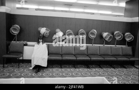 FEMMES COIFFEUR à Moscou 1981Womam à la ligne de séchage de hottes dans un salon de coiffure Banque D'Images