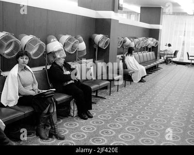 FEMMES COIFFEUR à Moscou 1981Womam à la ligne de séchage de hottes dans un salon de coiffure Banque D'Images