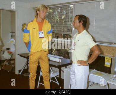 JEUX OLYMPIQUES D'ÉTÉ à Los Angeles 1984 le Roi Suédois Carl-XVI Gustaf rencontre le haut cavalier Patrik Sjöberg dans le village olympique Banque D'Images