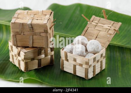 Mochi Lampion Sukabumi, gâteau de riz à la brebis avec intérieur de cacahuète sur emballage de bambou. Concept d'emballage écologique durable Banque D'Images