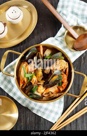 Jjamppong est une soupe de nouilles coréennes à base de bouillon de fruits de mer Red Spicy aromatisé au Gochugaru ou à la poudre de Chili. Vue de dessus Banque D'Images