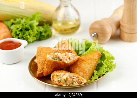 Samosas végétariennes avec sauces à trempette sur la table blanche. Mise au point sélectionnée Banque D'Images