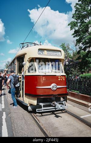 Ancien tramway tchécoslovaque Tatra T2 au Retro transport Run, produit du 1955 au 1962: Moscou, Russie - 04 juin 2022 Banque D'Images