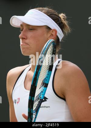 Wimbledon, Royaume-Uni, 29/06/2022, Wickmayer belge photographié lors d'un match de tennis contre Ostapenko letton, lors de la deuxième manche du tournoi de singles féminin du tournoi de tennis grand slam de Wimbledon 2022 au All England tennis Club, dans le sud-ouest de Londres, en Grande-Bretagne, le mercredi 29 juin 2022. Le match a dû être reporté, en raison de la pluie de lundi. BELGA PHOTO BENOIT DOPPAGNE Banque D'Images