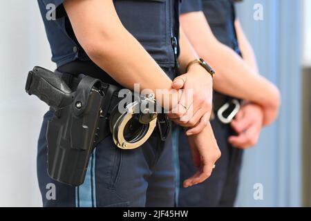 Femme Porte Pistolet Dans Sa Ceinture