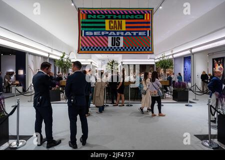 Londres, Royaume-Uni. 29 juin 2022. Une vue générale à l'avant-première du chef-d'œuvre de Londres, la foire d'art où les visiteurs peuvent voir et acheter les plus belles œuvres d'art, de design, de meubles et de bijoux - de l'antiquité à nos jours. La foire revient de nouveau sur le terrain de l'Hôpital Royal Chelsea, ouvert au public du 30 juin au 6 juillet 2022. Credit: Stephen Chung / Alamy Live News Banque D'Images