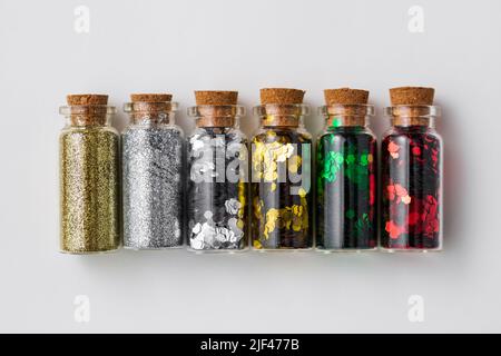 ensemble de paillettes en bouteilles sur fond blanc Banque D'Images