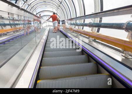 Touristes à l'intérieur du métro, escalier roulant, métro de transport, escaliers du Centre Pompidou Paris, France. Banque D'Images