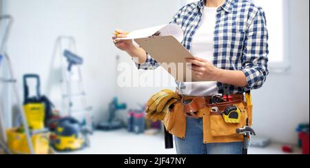 femme avec presse-papiers, crayon et outils de travail Banque D'Images