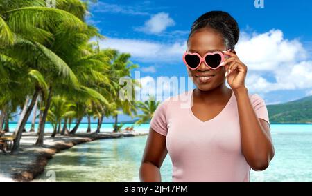 African American Woman in lunettes en forme de cœur Banque D'Images