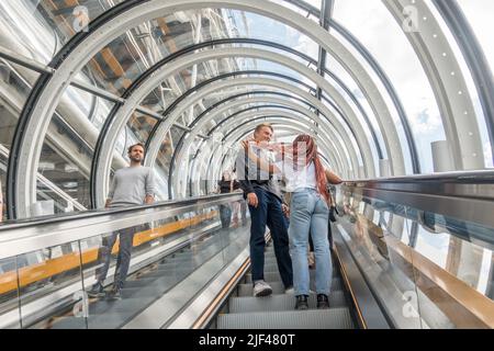 Touristes dans les tubes de transport, escaliers du Centre Pompidou Paris, France. Banque D'Images