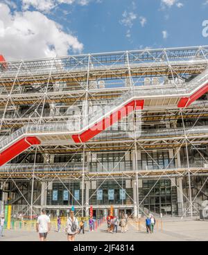 Centre Georges Pompidou, avec des escaliers jusqu'au restaurant. Beaubourg, musée d'art moderne Paris, France. Banque D'Images