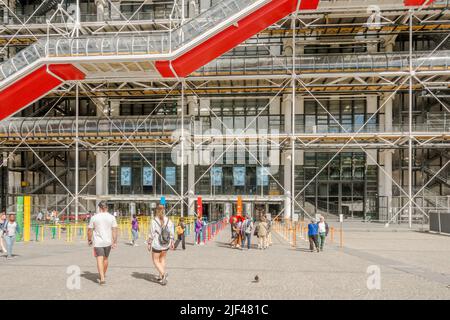 Centre Georges Pompidou, avec des escaliers jusqu'au restaurant. Beaubourg, musée d'art moderne Paris, France. Banque D'Images