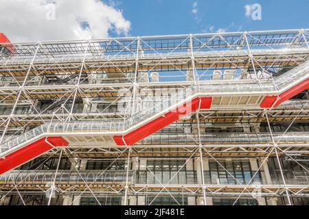 Centre Georges Pompidou, avec des escaliers jusqu'au restaurant. Beaubourg, musée d'art moderne Paris, France. Banque D'Images
