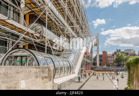 Centre Georges Pompidou, avec escalier au restaurant. Beaubourg, musée d'art moderne Paris, France. Banque D'Images