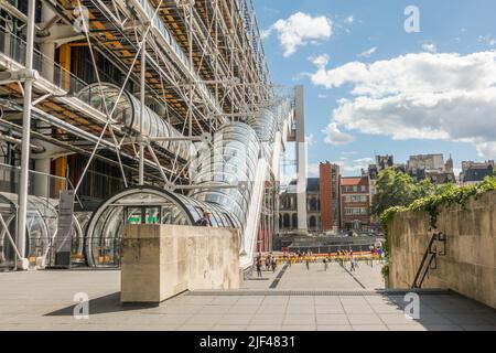 Centre Georges Pompidou, avec escalier au restaurant. Beaubourg, musée d'art moderne Paris, France. Banque D'Images
